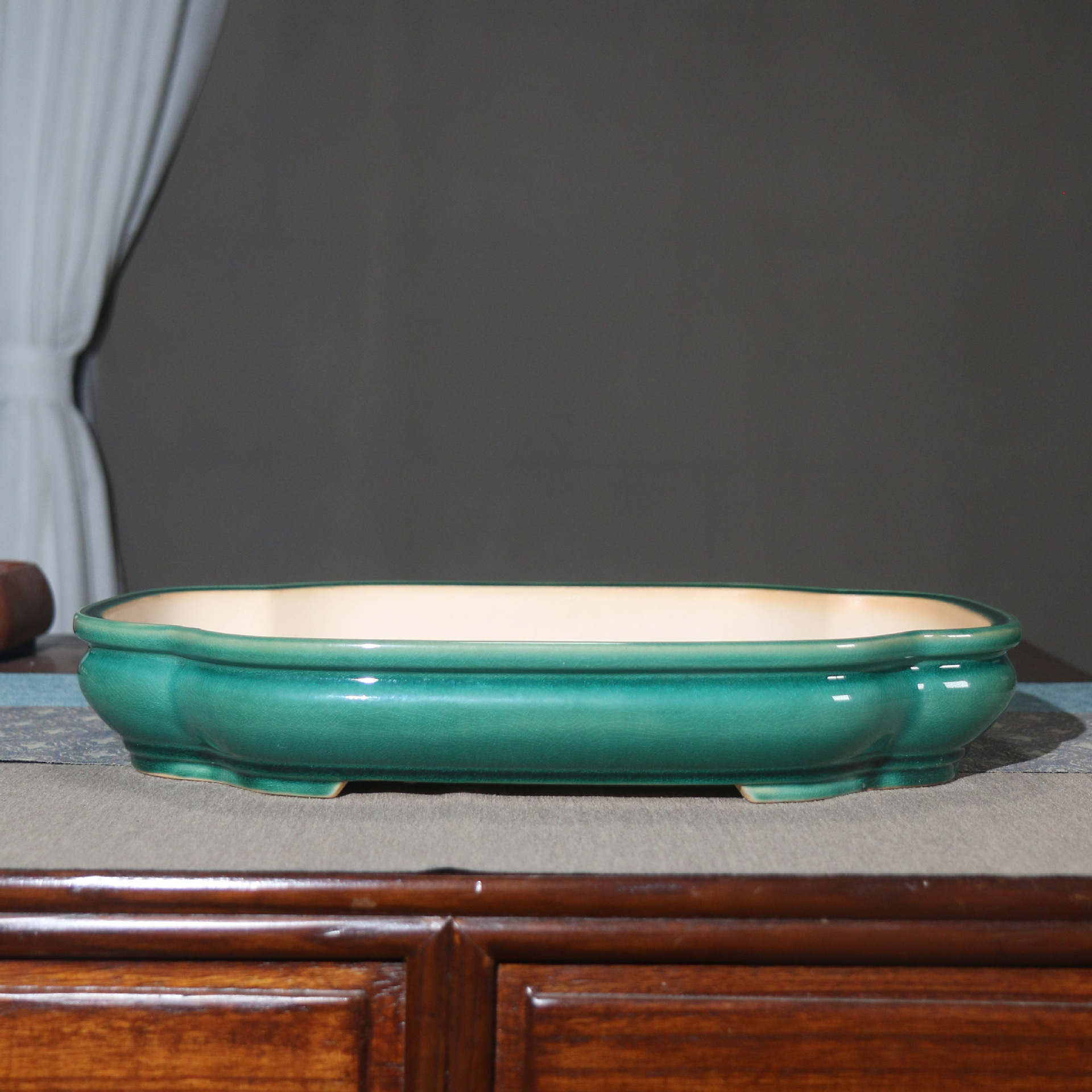 Planter Basin — Scalloped Green Ceramic — detail view